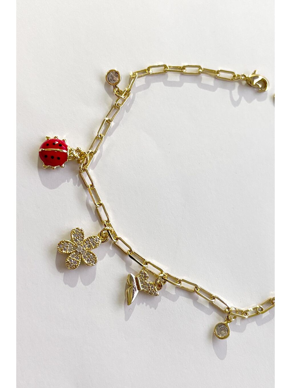 Kırmızı Şans Charmları Sallantılı Gold Bileklik-1