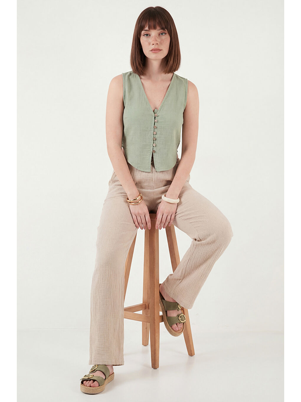 Yeşil Pamuklu Regular Fit V Yaka Düğme Detaylı Yazlık Bluz Yelek 5866661-5