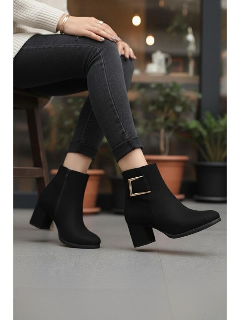 Kadın Atina Tokalı Siyah Süet Kısa Bot