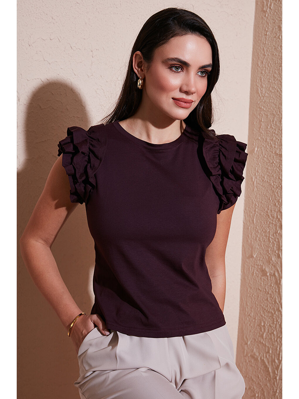 Kırmızı Pamuklu Kolları Fırfırlı Slim Fit Bisiklet Yaka Kadın T Shirt 5864500