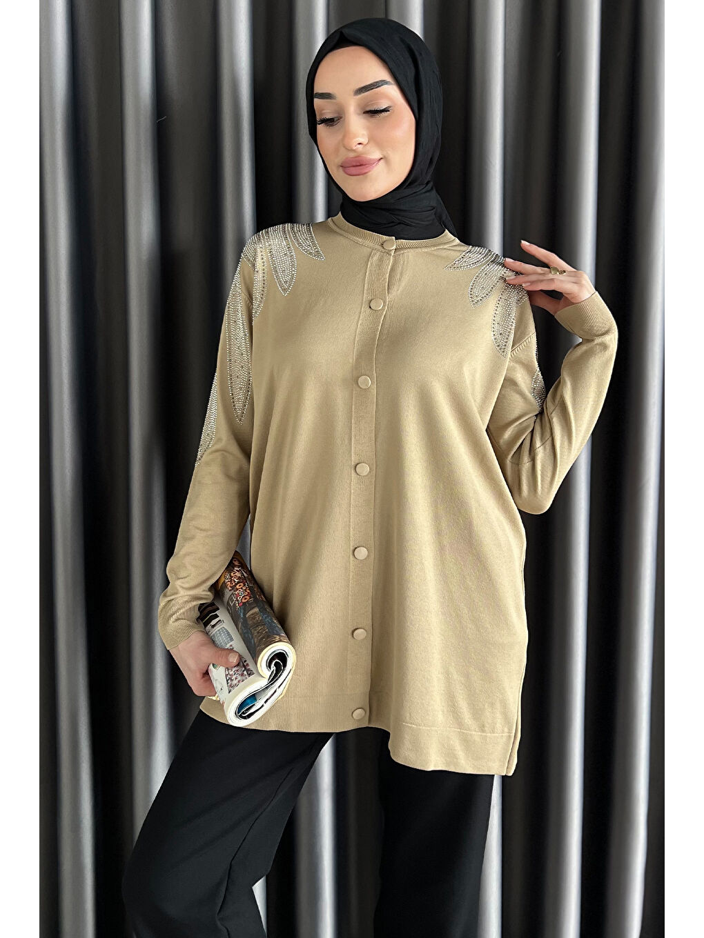Bej Taş İşlemeli Düğmeli Tesettür Triko Hırka