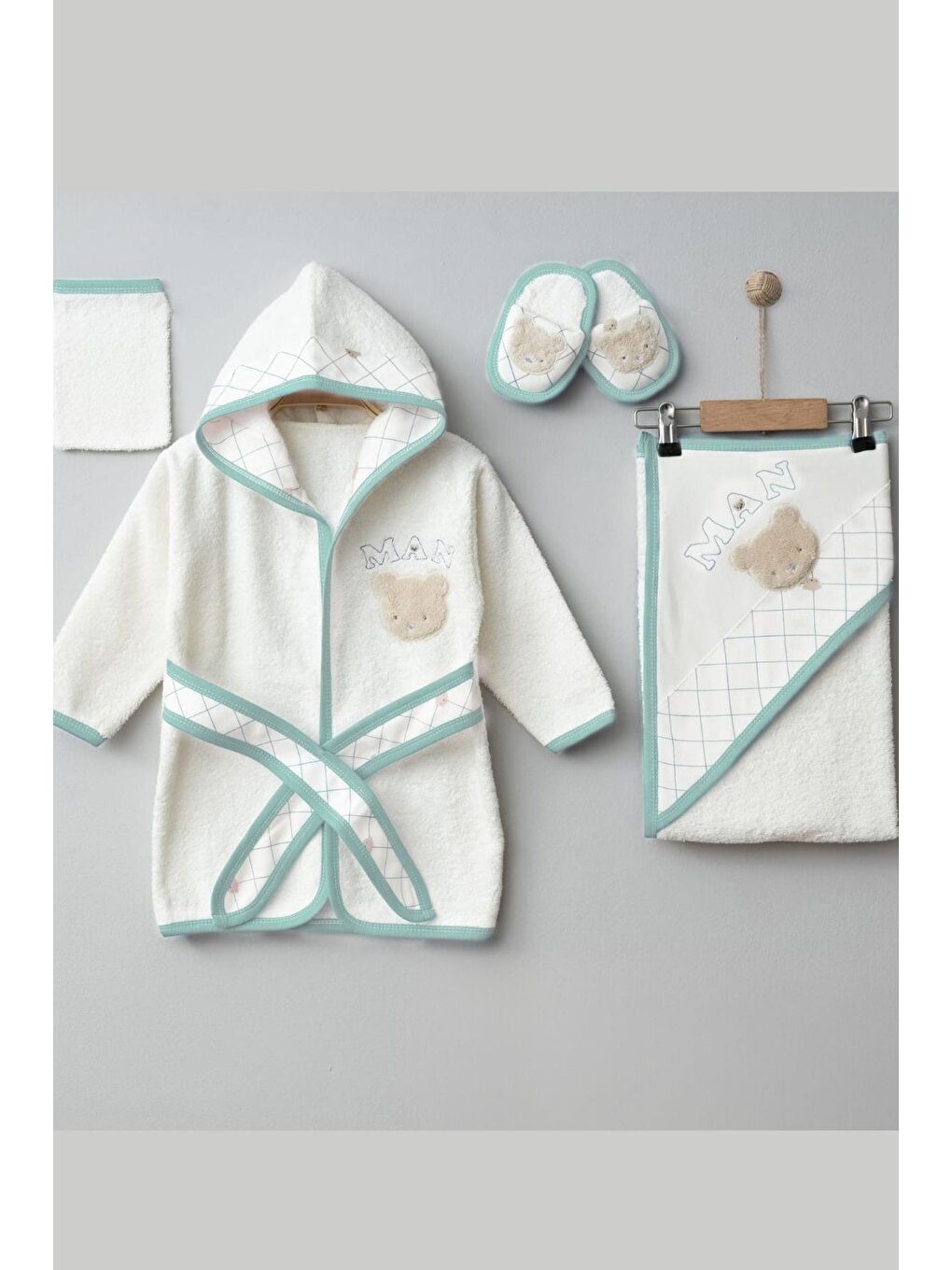 Yeşil Erkek Bebek Sevimli Ayıcık Nakışlı 4'Lü Bebek Bornoz Seti