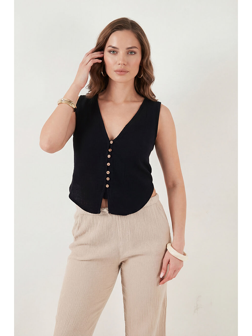 Siyah Pamuklu Regular Fit V Yaka Düğme Detaylı Yazlık Bluz Yelek 5866661-4