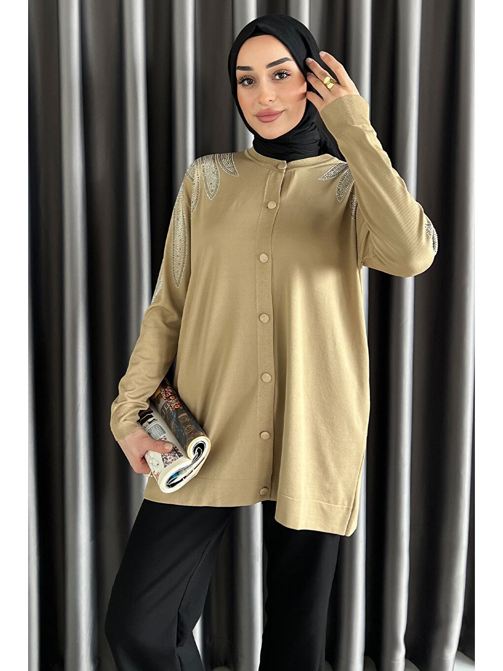 Bej Taş İşlemeli Düğmeli Tesettür Triko Hırka-3