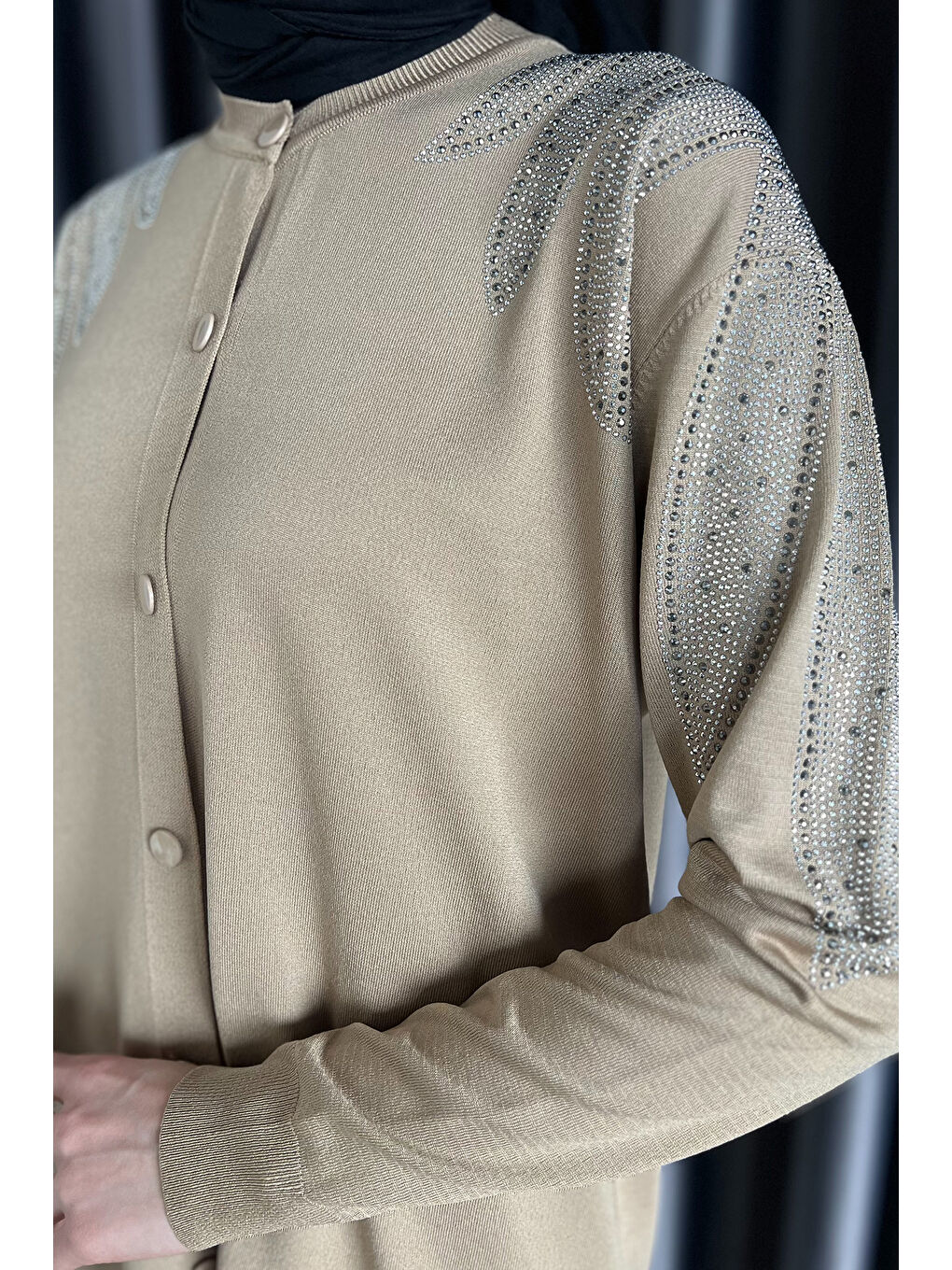 Bej Taş İşlemeli Düğmeli Tesettür Triko Hırka-4