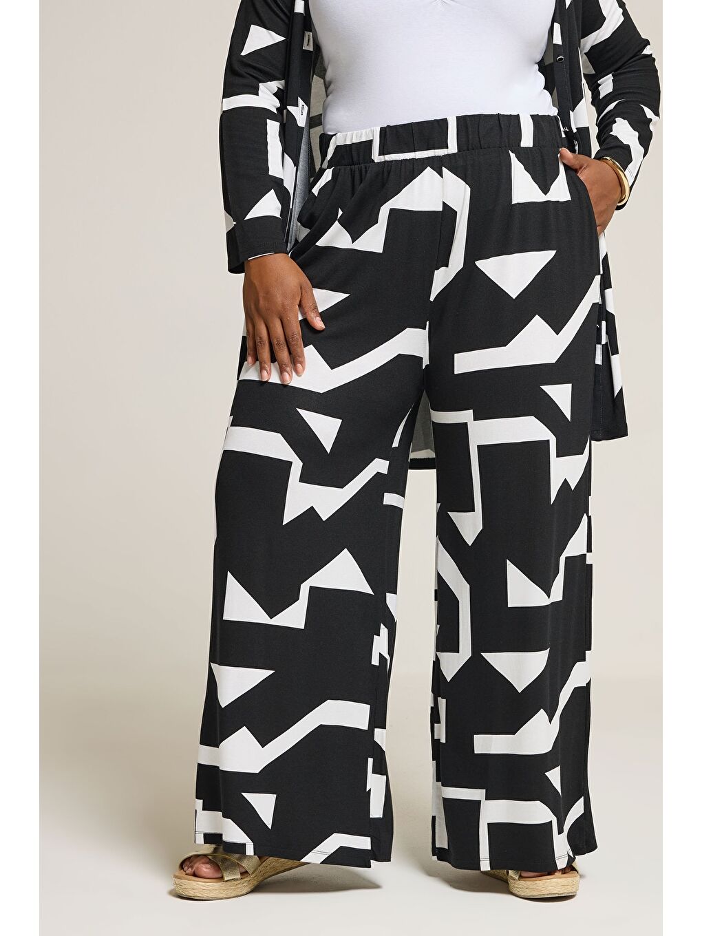 Siyah Büyük Beden Beli Lastikli Soyut Desenli Bol Paça Cepli Pantolon 304089-1