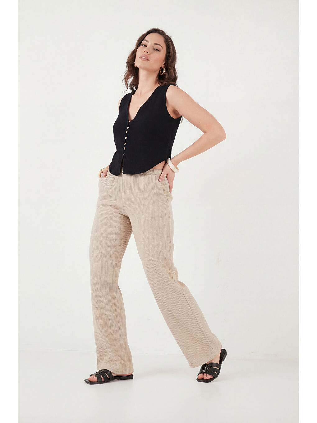 Siyah Pamuklu Regular Fit V Yaka Düğme Detaylı Yazlık Bluz Yelek 5866661-5