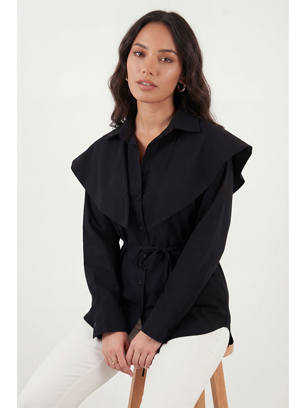 Siyah Pamuklu Pelerin Detaylı Regular Fit Uzun Kollu Gömlek 6774128-2