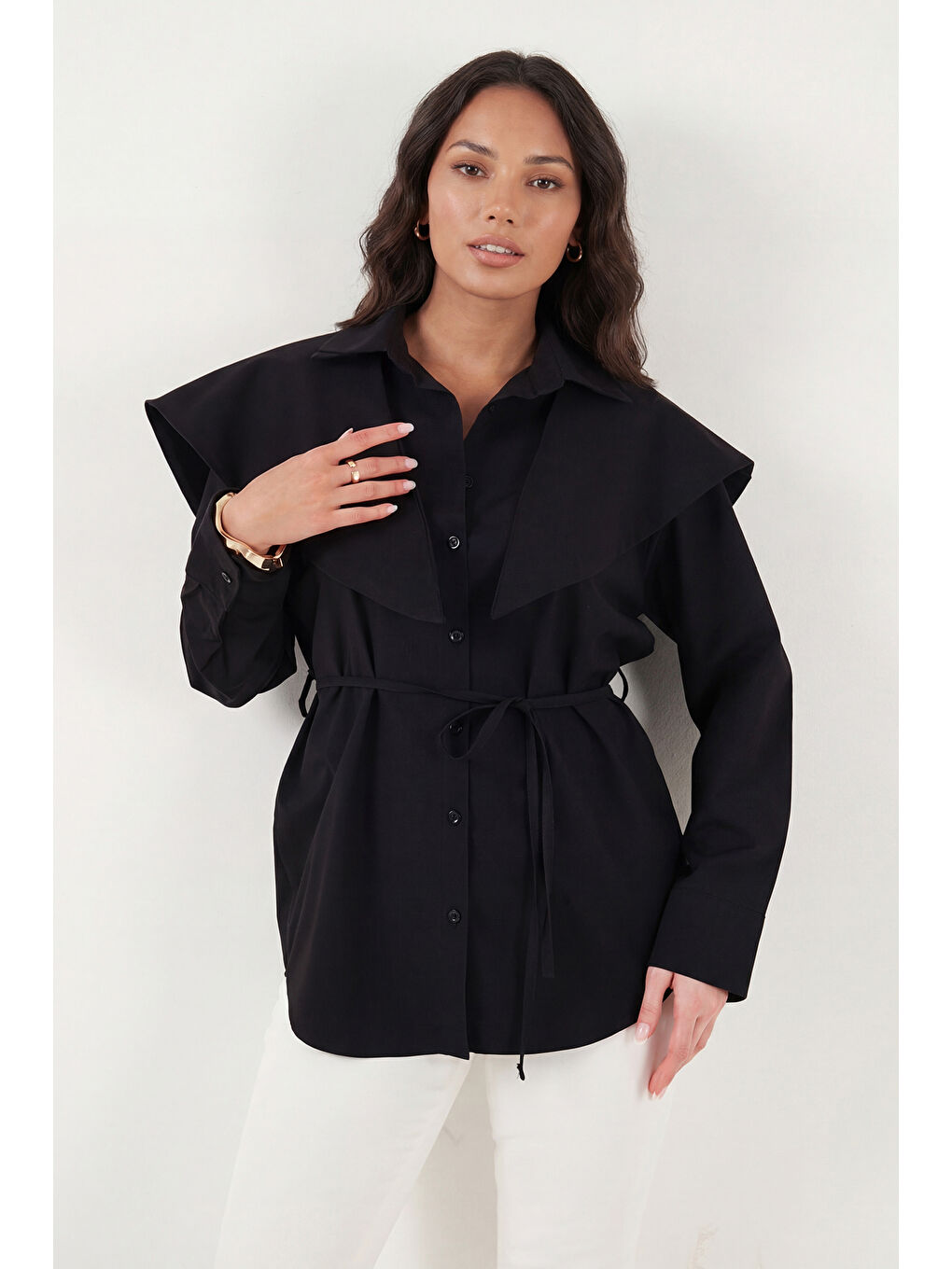 Siyah Pamuklu Pelerin Detaylı Regular Fit Uzun Kollu Gömlek 6774128-3