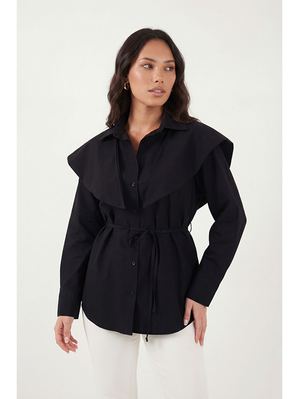 Siyah Pamuklu Pelerin Detaylı Regular Fit Uzun Kollu Gömlek 6774128-4