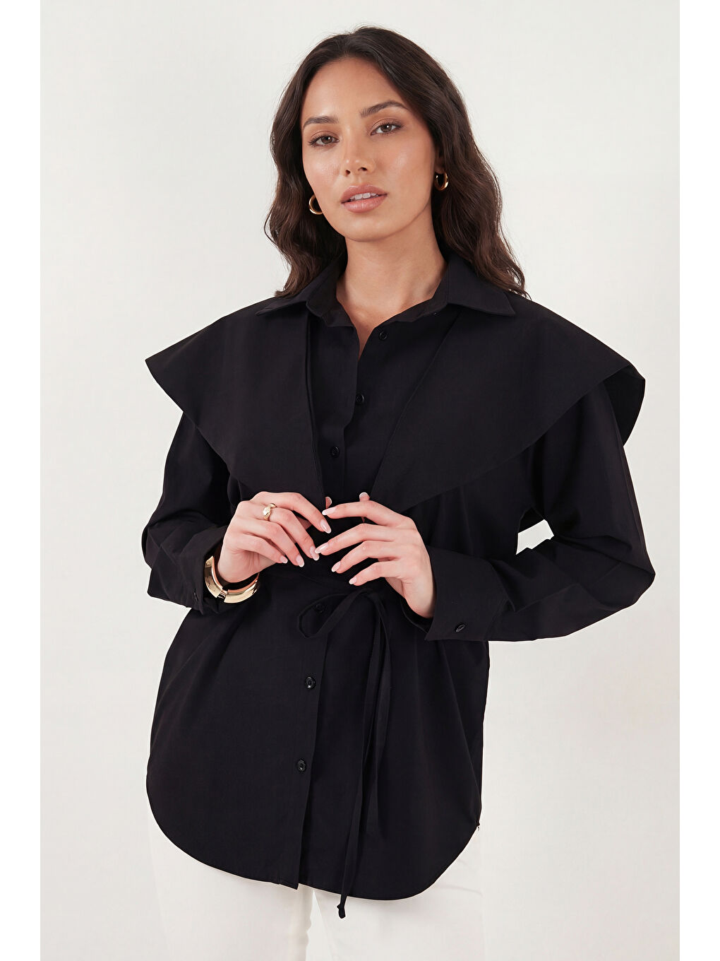 Siyah Pamuklu Pelerin Detaylı Regular Fit Uzun Kollu Gömlek 6774128-5