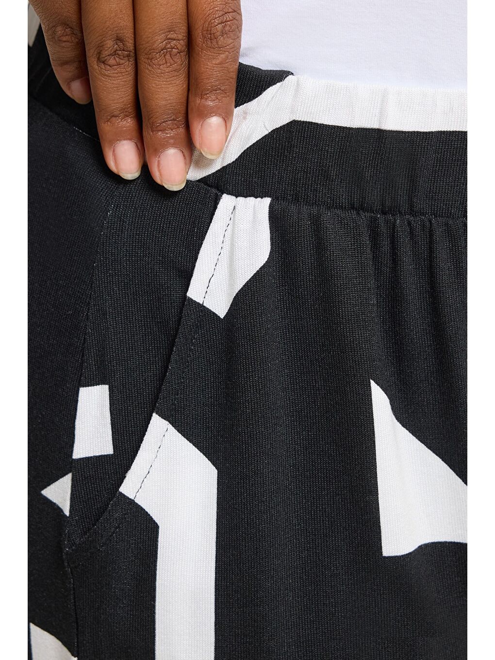 Siyah Büyük Beden Beli Lastikli Soyut Desenli Bol Paça Cepli Pantolon 304089-4