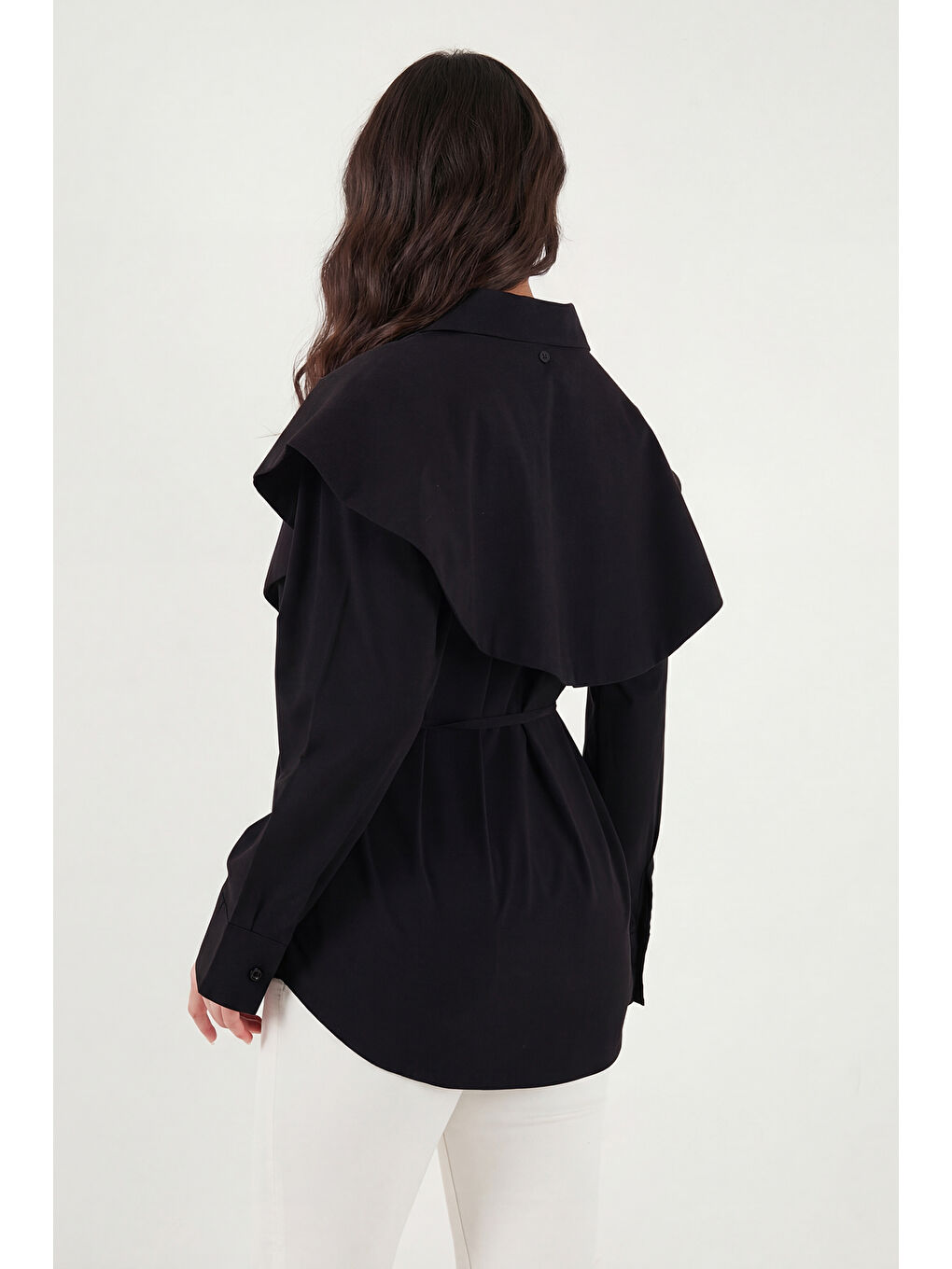 Siyah Pamuklu Pelerin Detaylı Regular Fit Uzun Kollu Gömlek 6774128-6