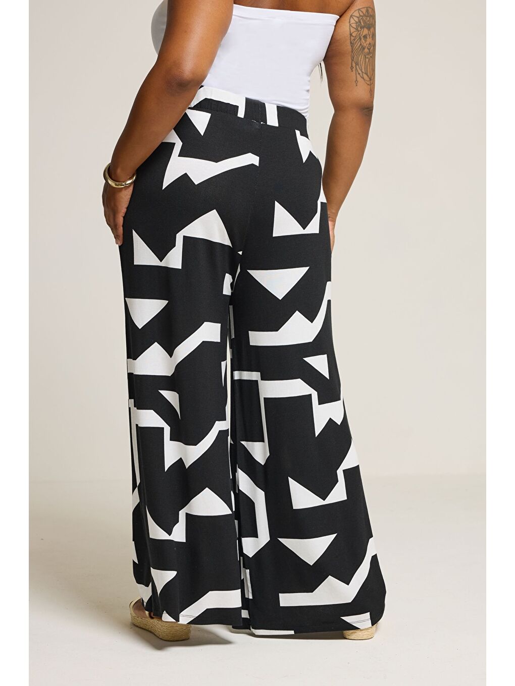 Siyah Büyük Beden Beli Lastikli Soyut Desenli Bol Paça Cepli Pantolon 304089-5