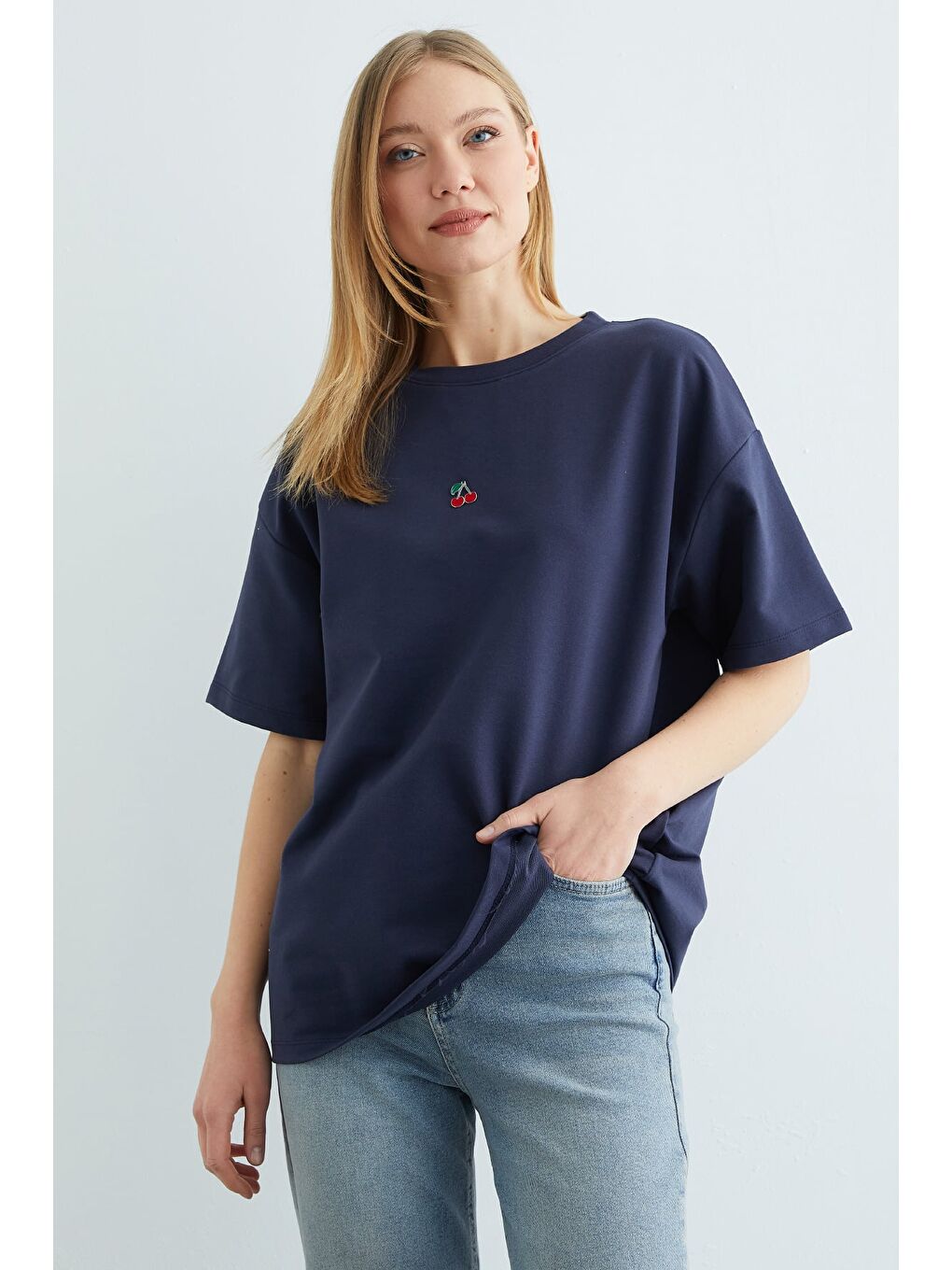 Lacivert Kiraz Aksesuarlı Bisiklet Yaka Oversize Tişört