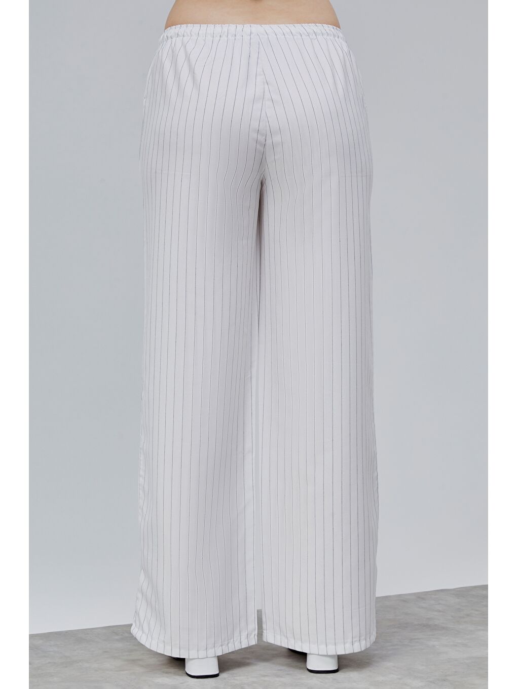 Beyaz Kadın Pantolon Geniş Paça Yüksel Bel Cepli Çizgili Pantolon ÇİZGİLİ-PANTOLON-4