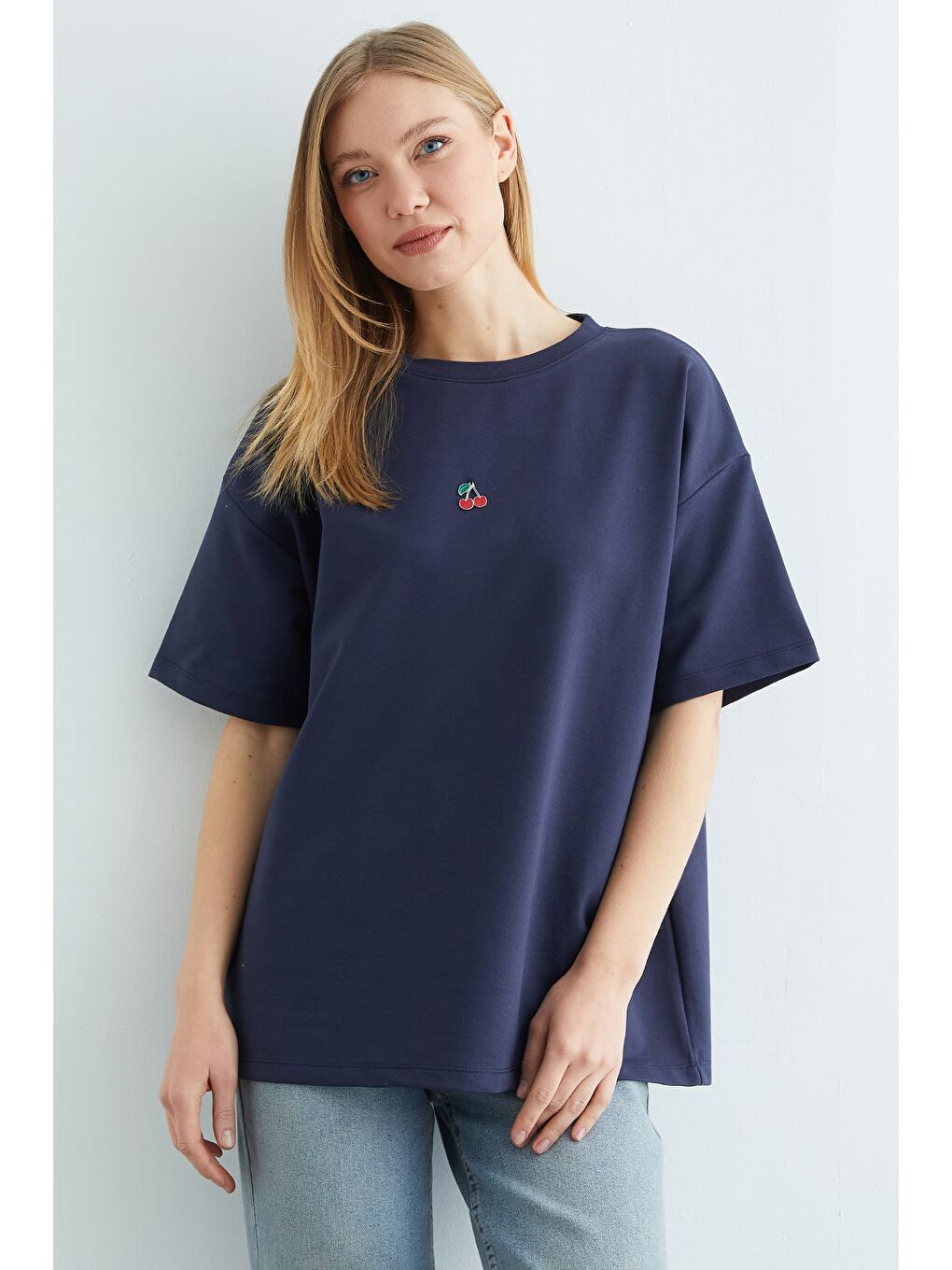 Lacivert Kiraz Aksesuarlı Bisiklet Yaka Oversize Tişört-1