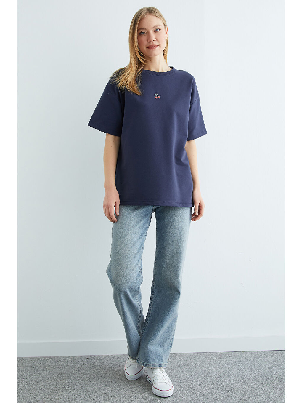 Lacivert Kiraz Aksesuarlı Bisiklet Yaka Oversize Tişört-2