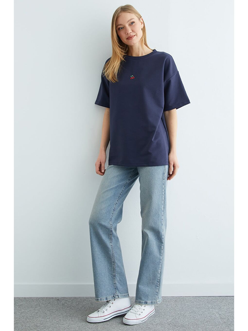 Lacivert Kiraz Aksesuarlı Bisiklet Yaka Oversize Tişört-3