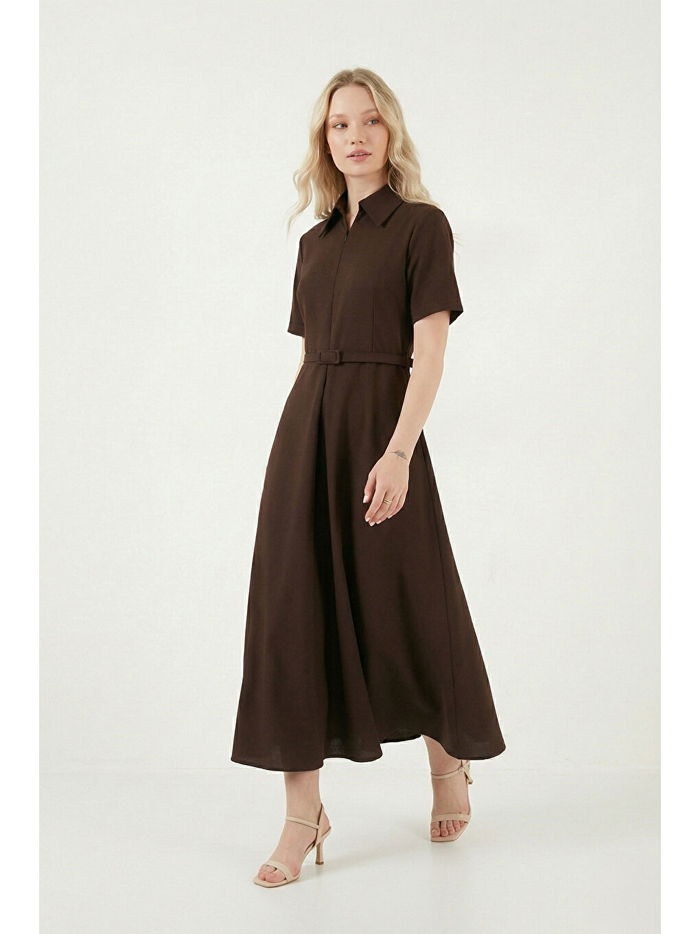 Kahverengi Regular Fit Klasik Yaka Yırtmaçlı Kadın Midi Elbise 6922341-1