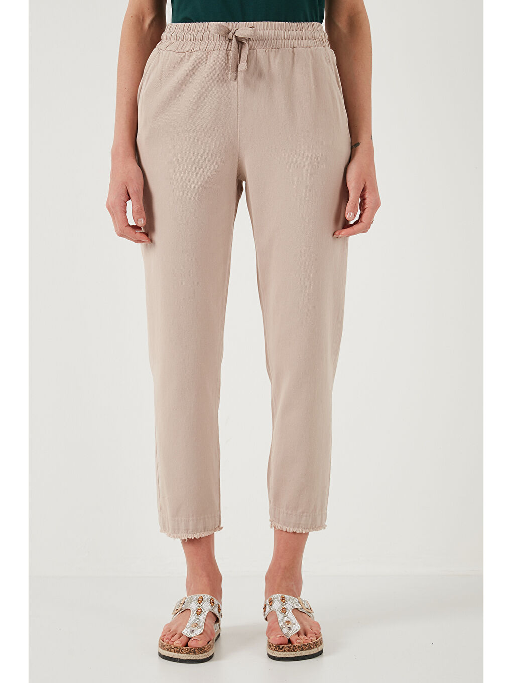 Gri Pamuklu Normal Bel Regular Fit Düz Paça Kadın Pantolon 668YP42282S4-1