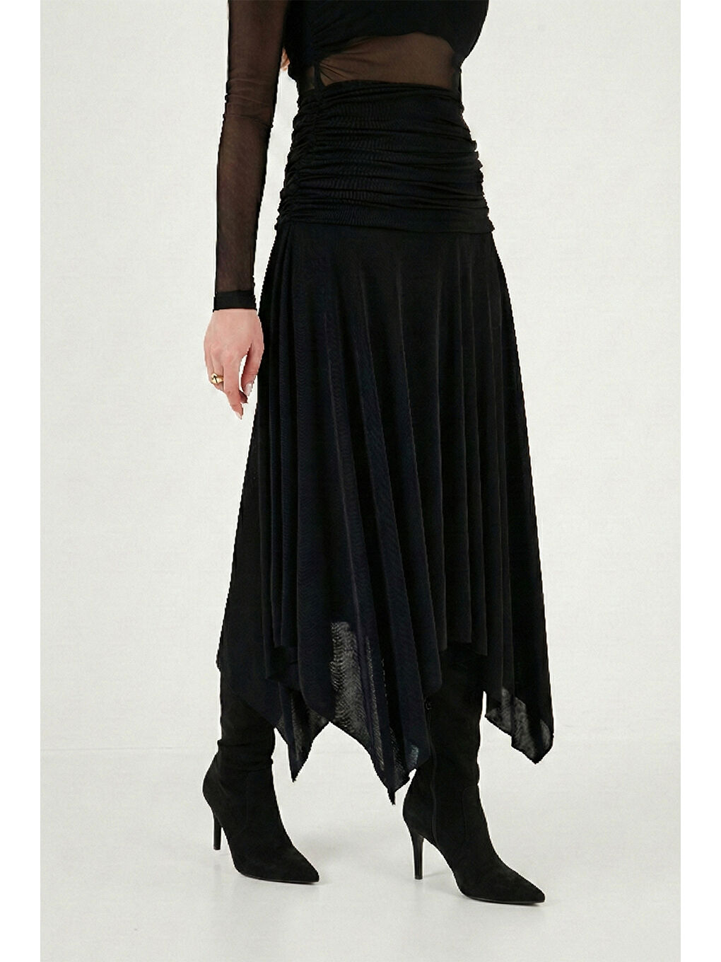 Siyah Asimetrik Kesim Drape Detaylı Yırtmaçlı Midi Boy Etek 6833366-3