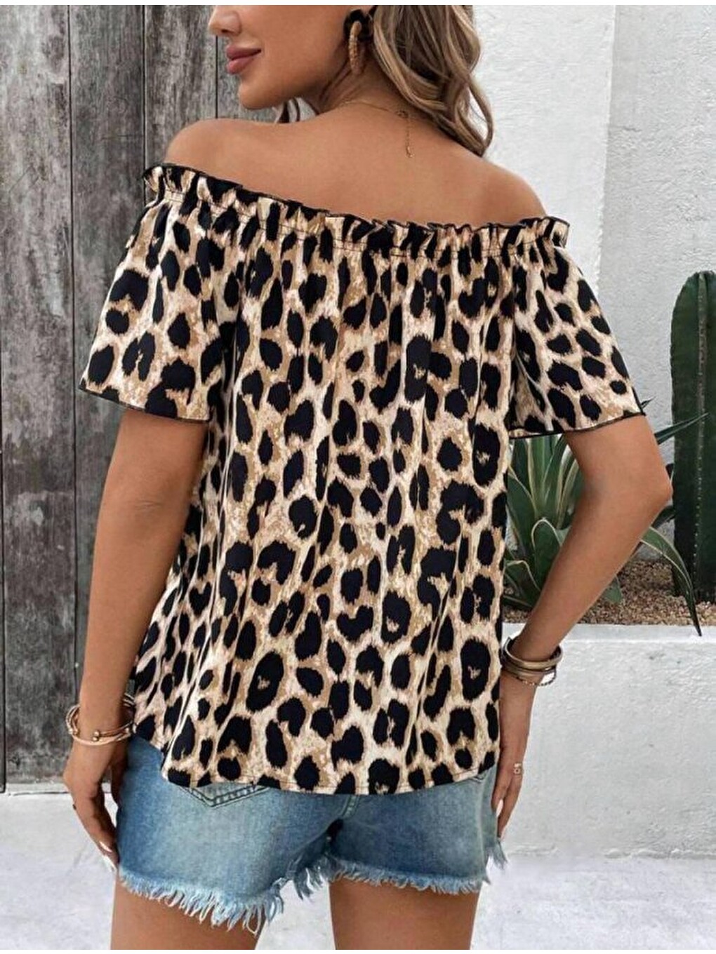 Kahverengi Kadın Madonna Yaka Fırfırlı Leopar Desenli Mikro Kumaş Bluz-2