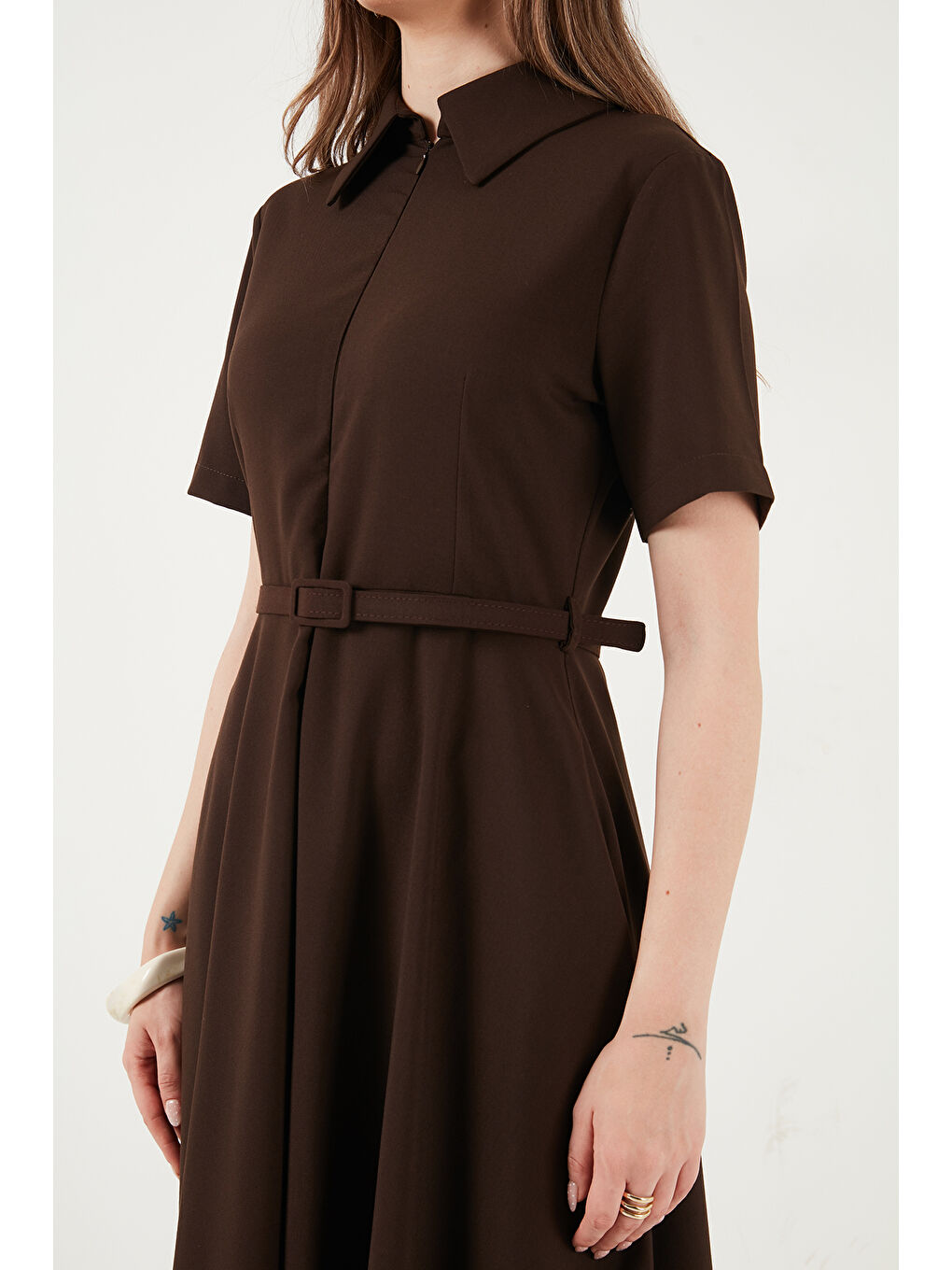 Kahverengi Regular Fit Klasik Yaka Yırtmaçlı Kadın Midi Elbise 6922341-3