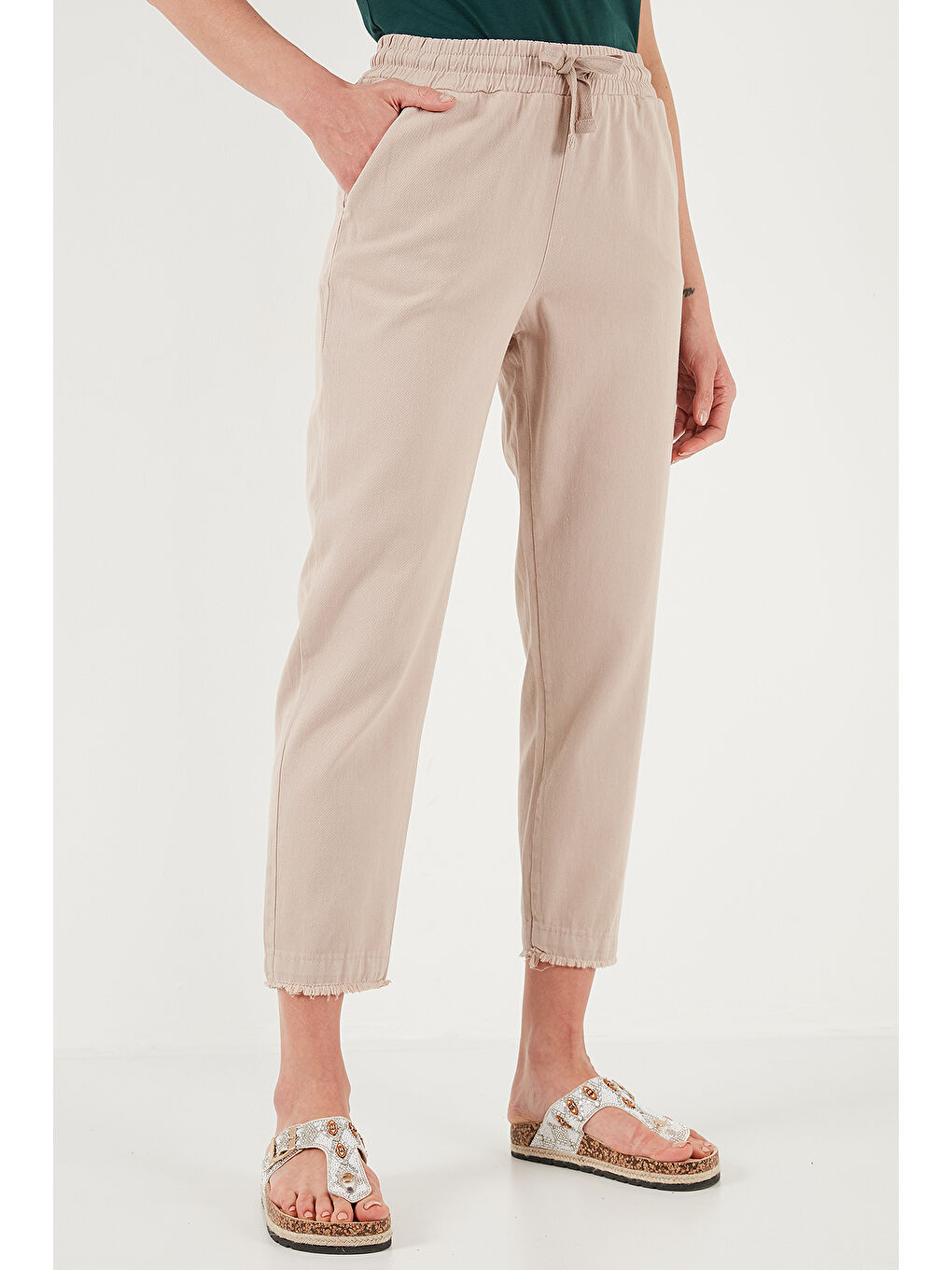 Gri Pamuklu Normal Bel Regular Fit Düz Paça Kadın Pantolon 668YP42282S4-2