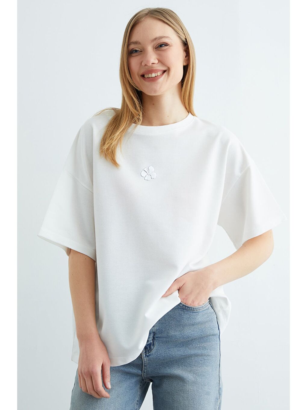 Beyaz Lotus Çiçeği Kabartmalı Oversize Tişört