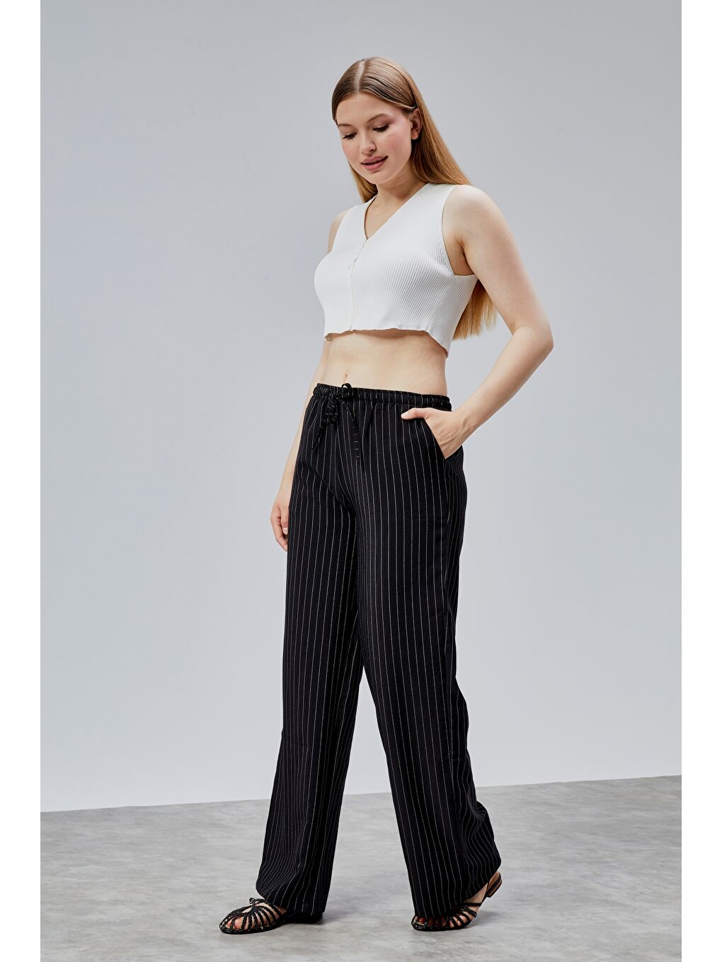 Siyah Kadın Pantolon Geniş Paça Yüksel Bel Cepli Çizgili Pantolon ÇİZGİLİ-PANTOLON-1