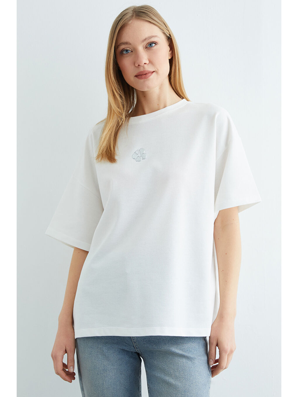 Beyaz Lotus Çiçeği Kabartmalı Oversize Tişört-1