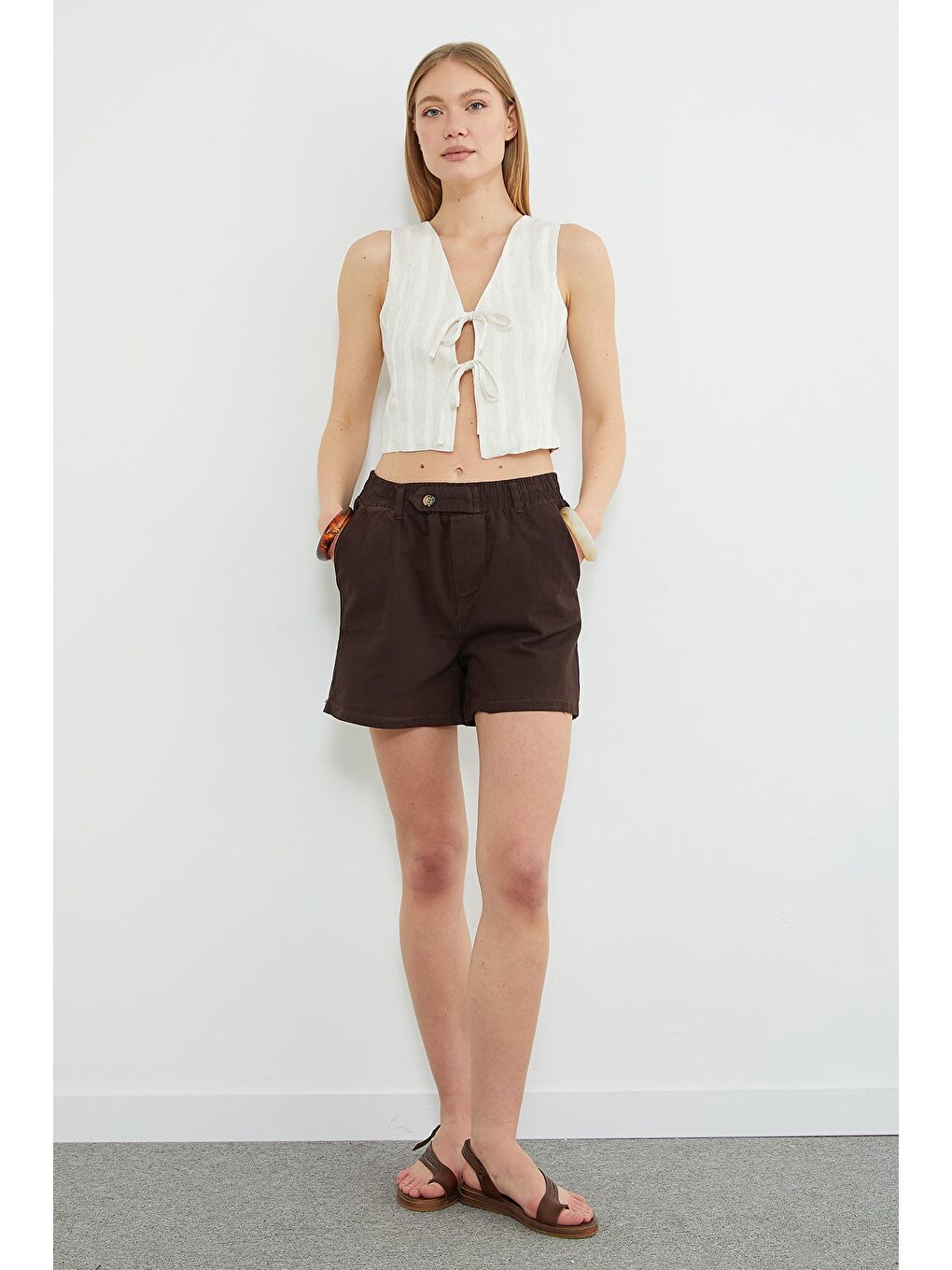 Kahverengi Beli Lastikli Düğme Detaylı Gabardin Şort