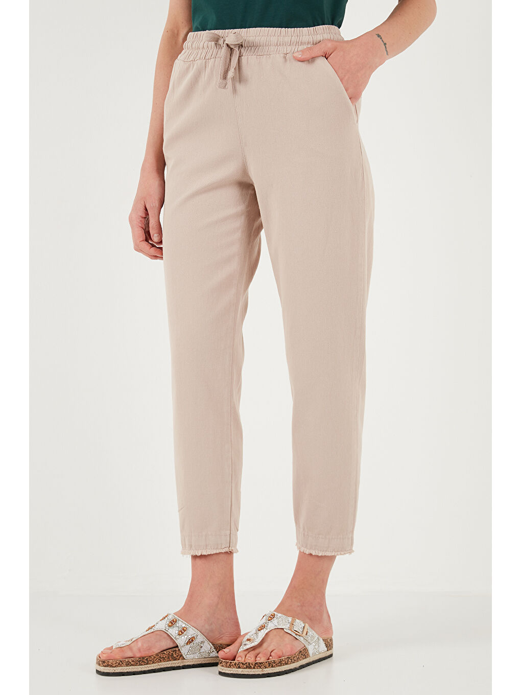 Gri Pamuklu Normal Bel Regular Fit Düz Paça Kadın Pantolon 668YP42282S4-3