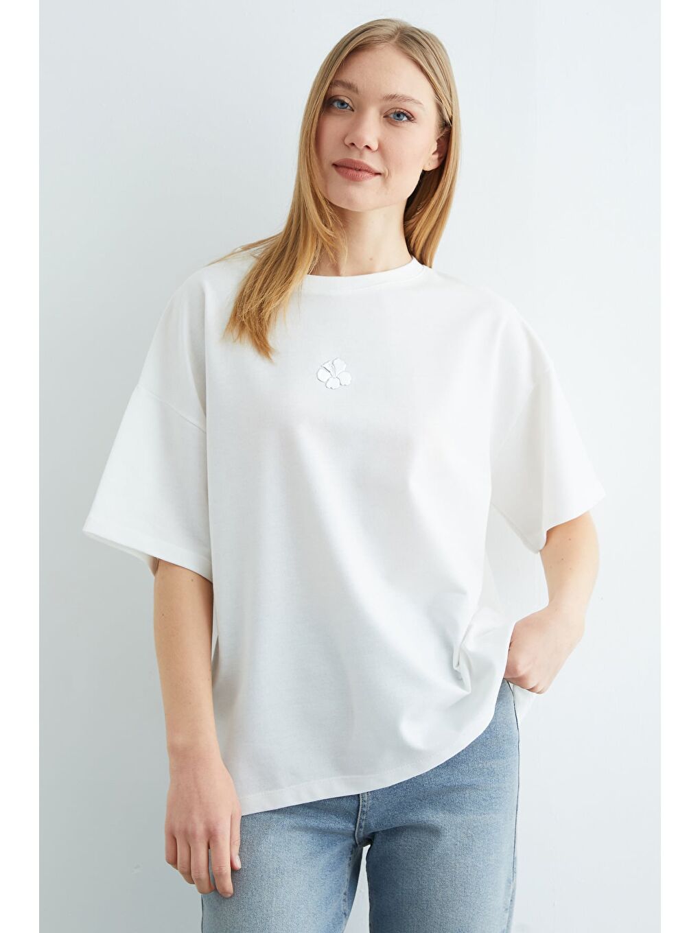 Beyaz Lotus Çiçeği Kabartmalı Oversize Tişört-2
