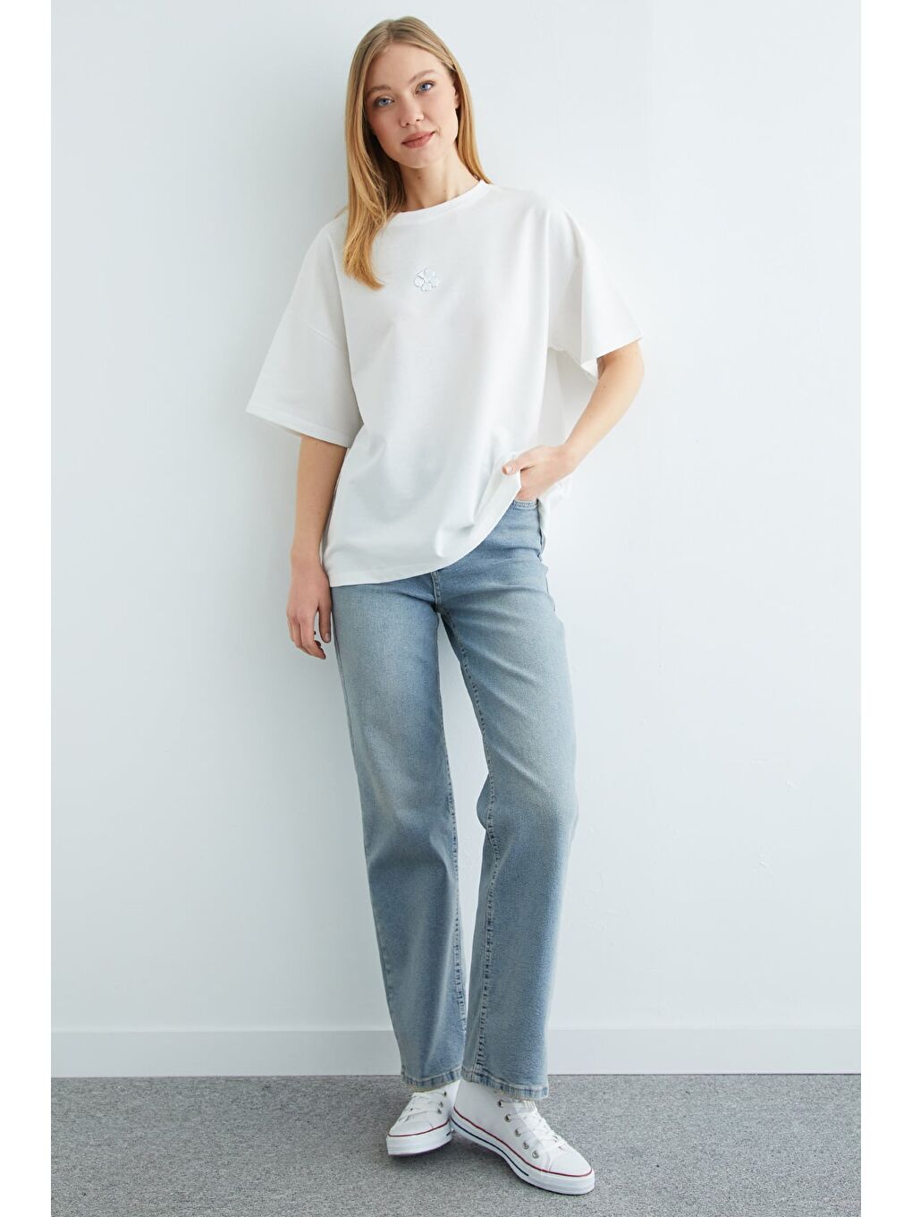 Beyaz Lotus Çiçeği Kabartmalı Oversize Tişört-3