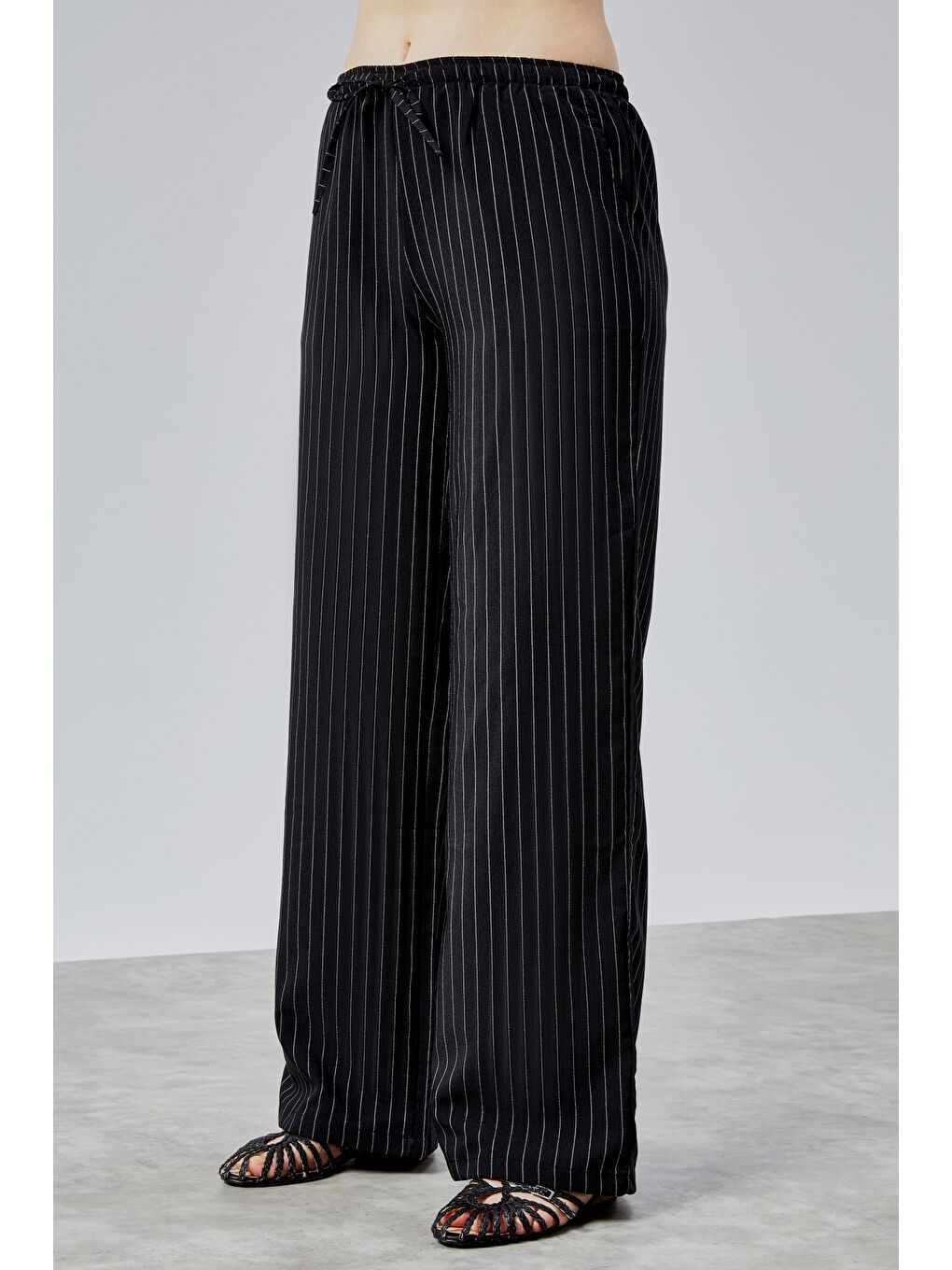 Siyah Kadın Pantolon Geniş Paça Yüksel Bel Cepli Çizgili Pantolon ÇİZGİLİ-PANTOLON-2