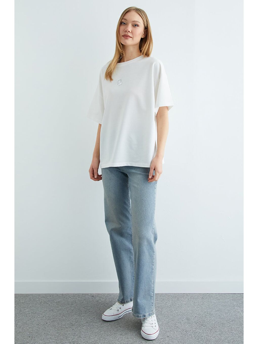 Beyaz Lotus Çiçeği Kabartmalı Oversize Tişört-4