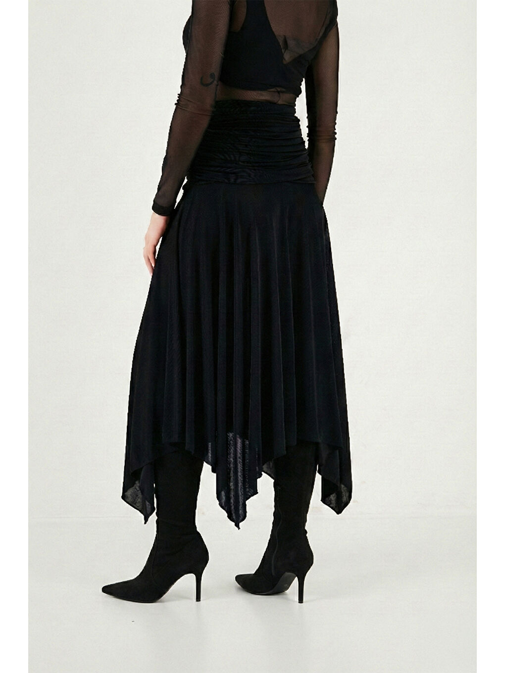 Siyah Asimetrik Kesim Drape Detaylı Yırtmaçlı Midi Boy Etek 6833366-4