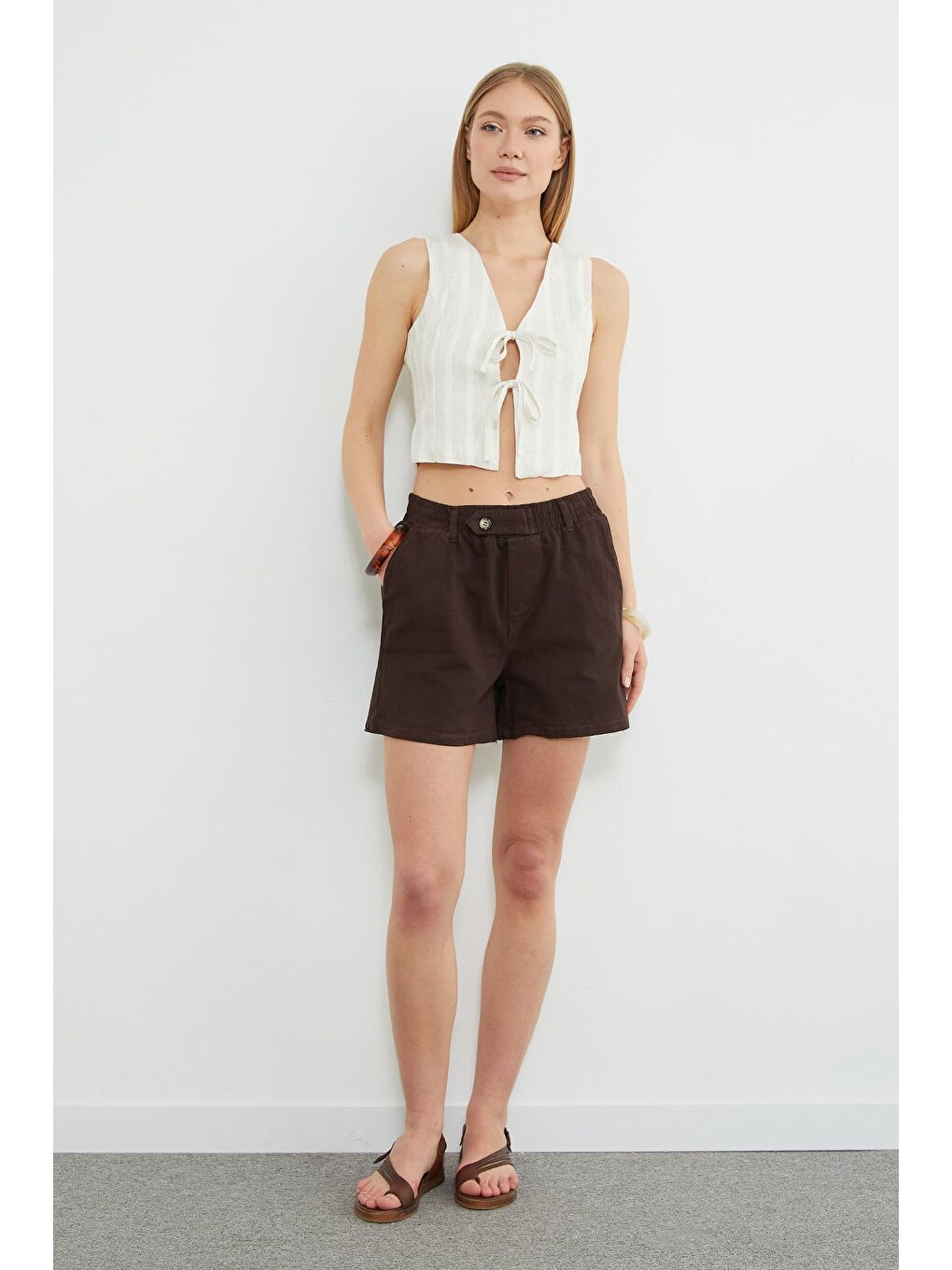 Kahverengi Beli Lastikli Düğme Detaylı Gabardin Şort-1