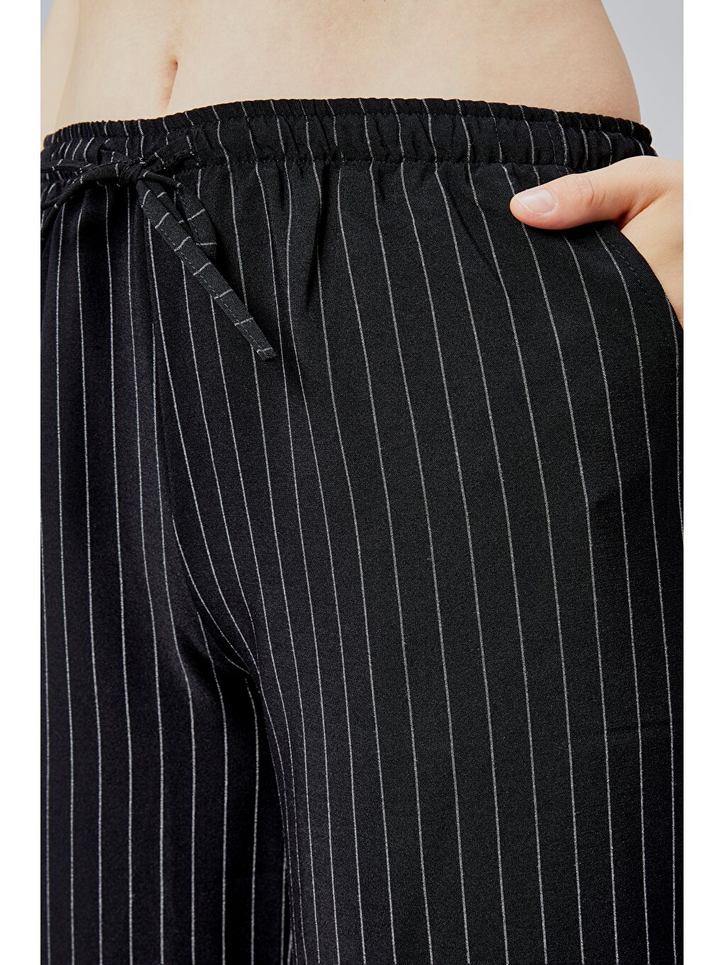 Siyah Kadın Pantolon Geniş Paça Yüksel Bel Cepli Çizgili Pantolon ÇİZGİLİ-PANTOLON-4