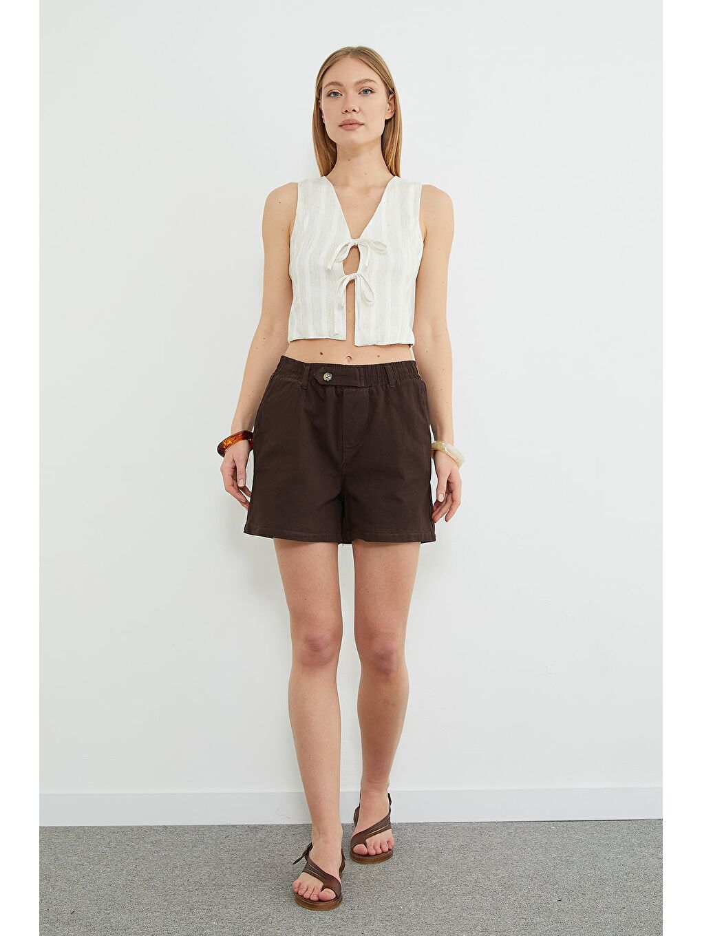 Kahverengi Beli Lastikli Düğme Detaylı Gabardin Şort-2