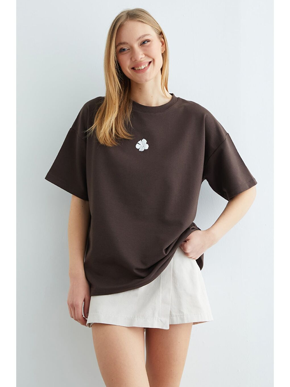 Kahverengi Lotus Çiçeği Kabartmalı Oversize Tişört-1