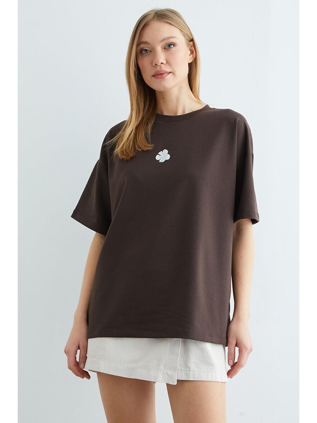 Kahverengi Lotus Çiçeği Kabartmalı Oversize Tişört-2