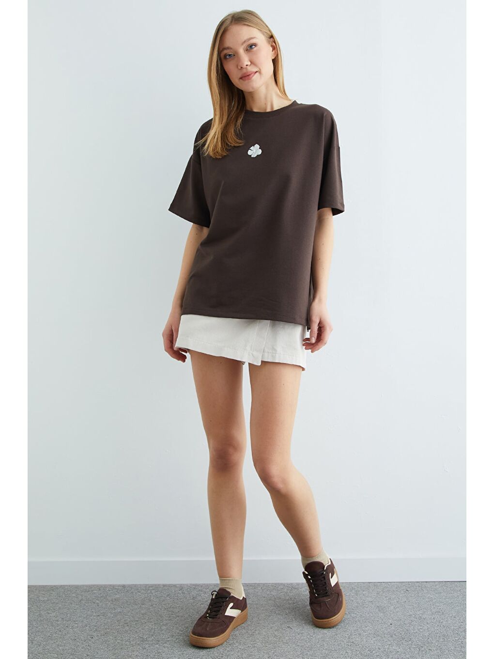 Kahverengi Lotus Çiçeği Kabartmalı Oversize Tişört-3