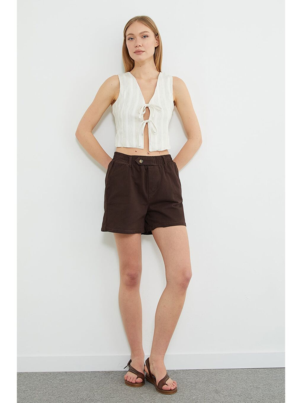 Kahverengi Beli Lastikli Düğme Detaylı Gabardin Şort-3