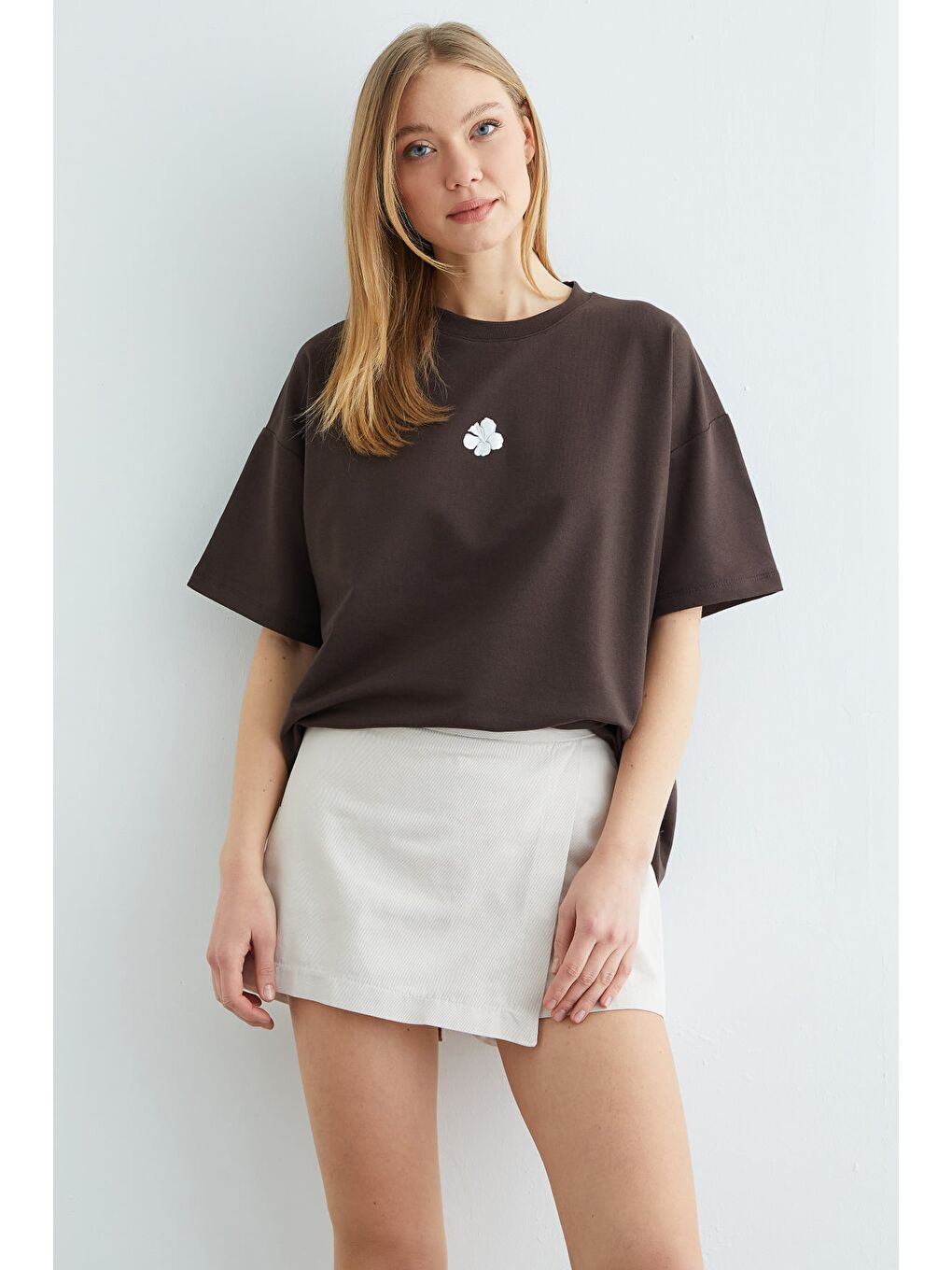 Kahverengi Lotus Çiçeği Kabartmalı Oversize Tişört-4