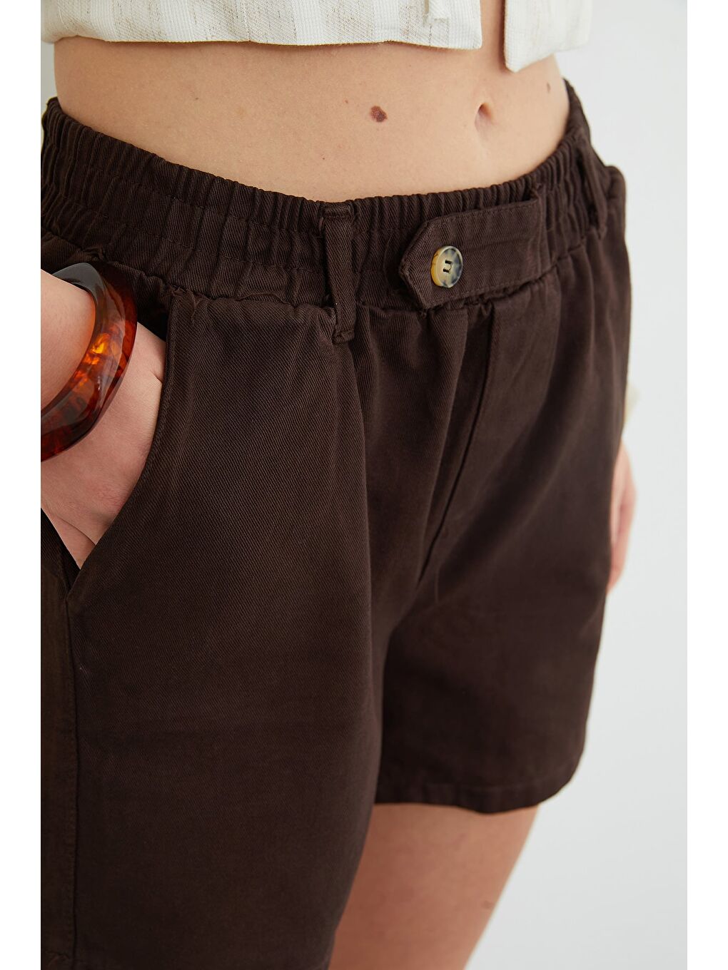 Kahverengi Beli Lastikli Düğme Detaylı Gabardin Şort-4
