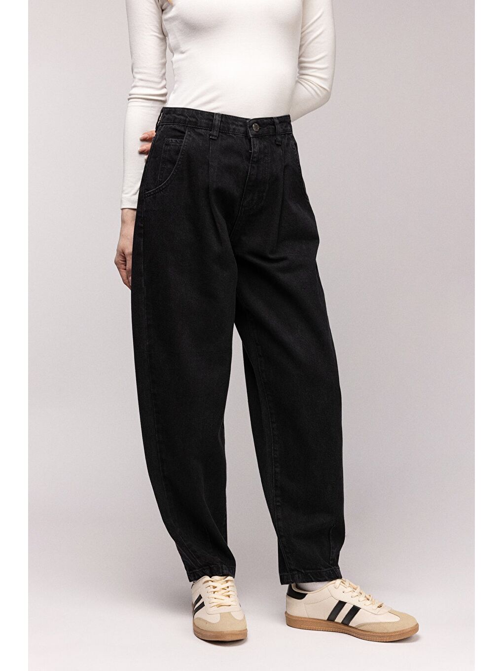 Siyah Kadın Yüksek Bel Relaxed Fit Mom Jean Pantolon - Pileli-1