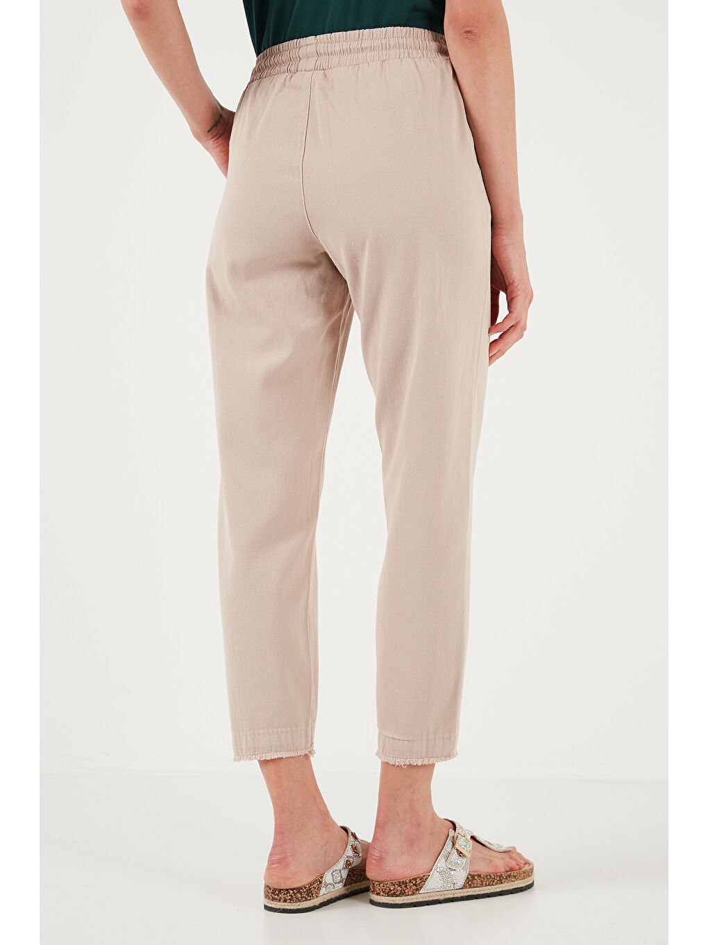 Gri Pamuklu Normal Bel Regular Fit Düz Paça Kadın Pantolon 668YP42282S4-5